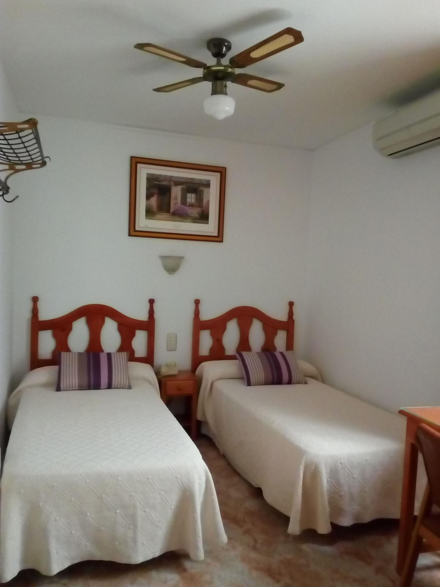 Hostal Rural Montual Los Banos  Bagian luar foto